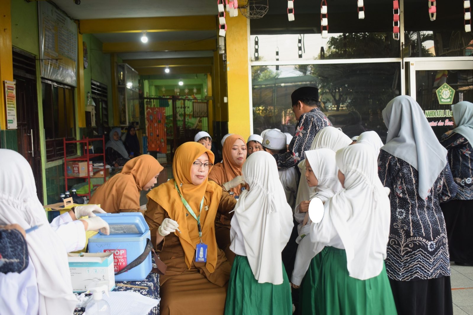 Pelaksanaan Bulan Imunisasi Anak Sekolah (BIAS) Oleh Puskesmas Waru di MINU Wedoro