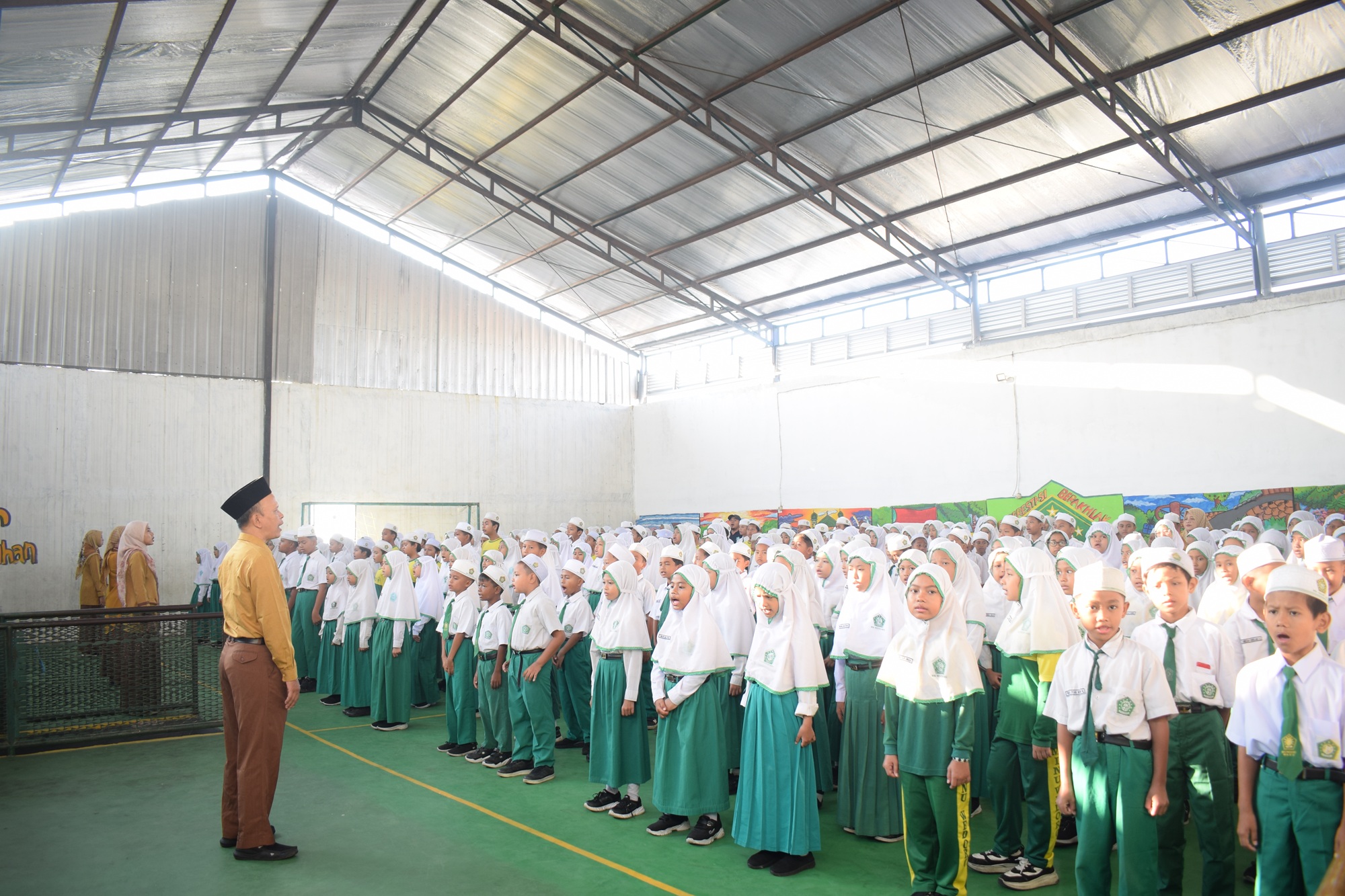 Penanaman Disiplin dan Nilai Spiritual Warnai Apel Pagi MINU Wedoro